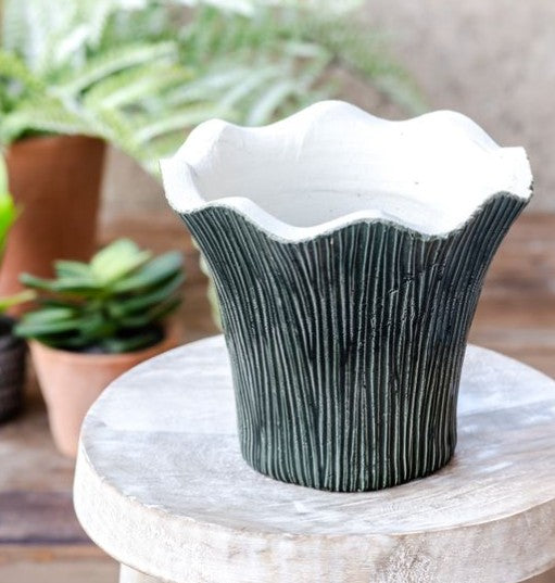 Dark Green Scalloped Edge Pot Main image