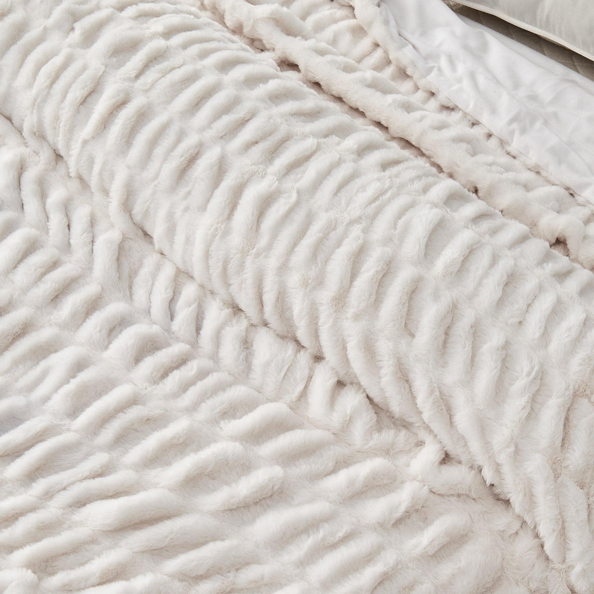 Ruched Faux Fur Throw Blanket – Alondra Collection Secondary image