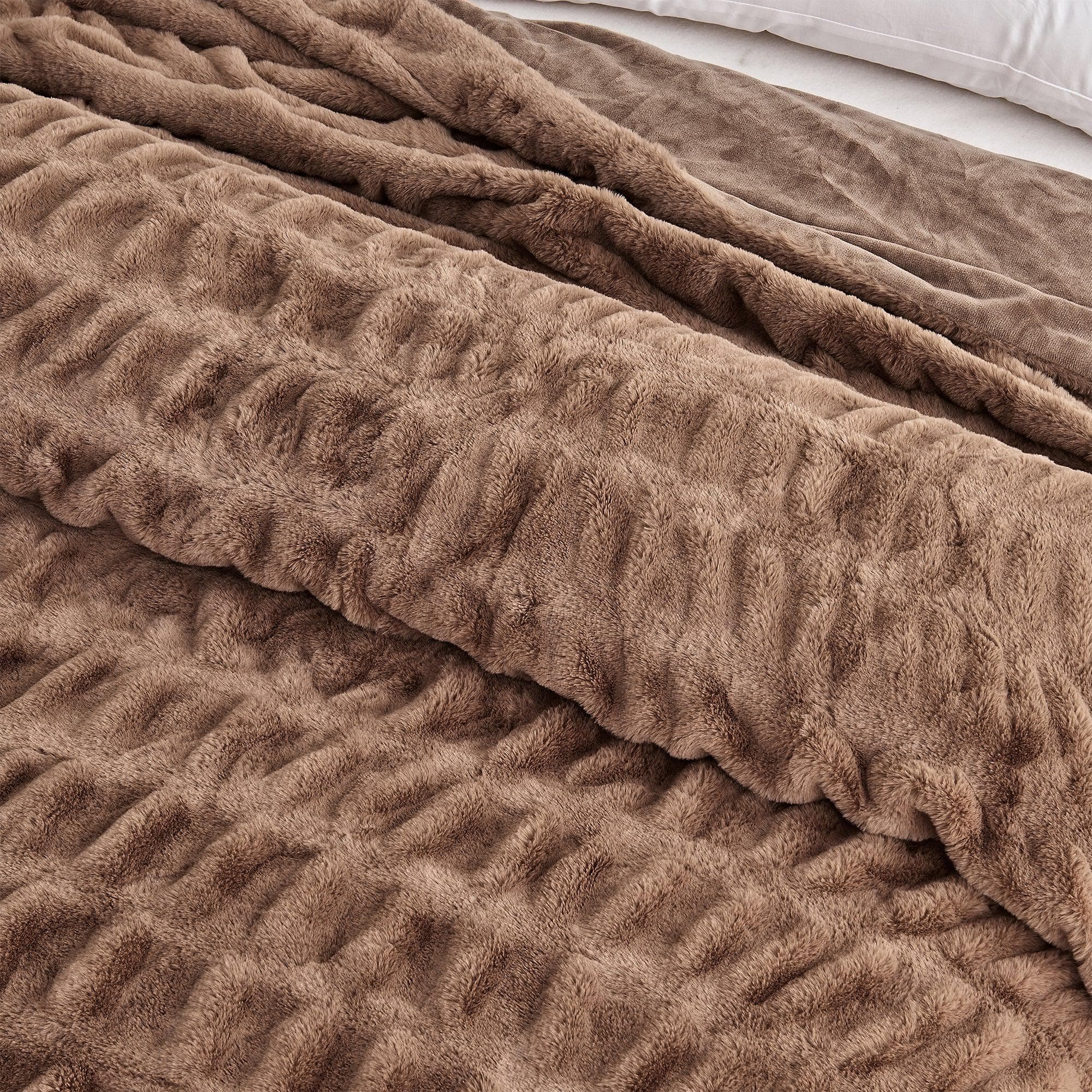 Ruched Faux Fur Throw Blanket – Alondra Collection