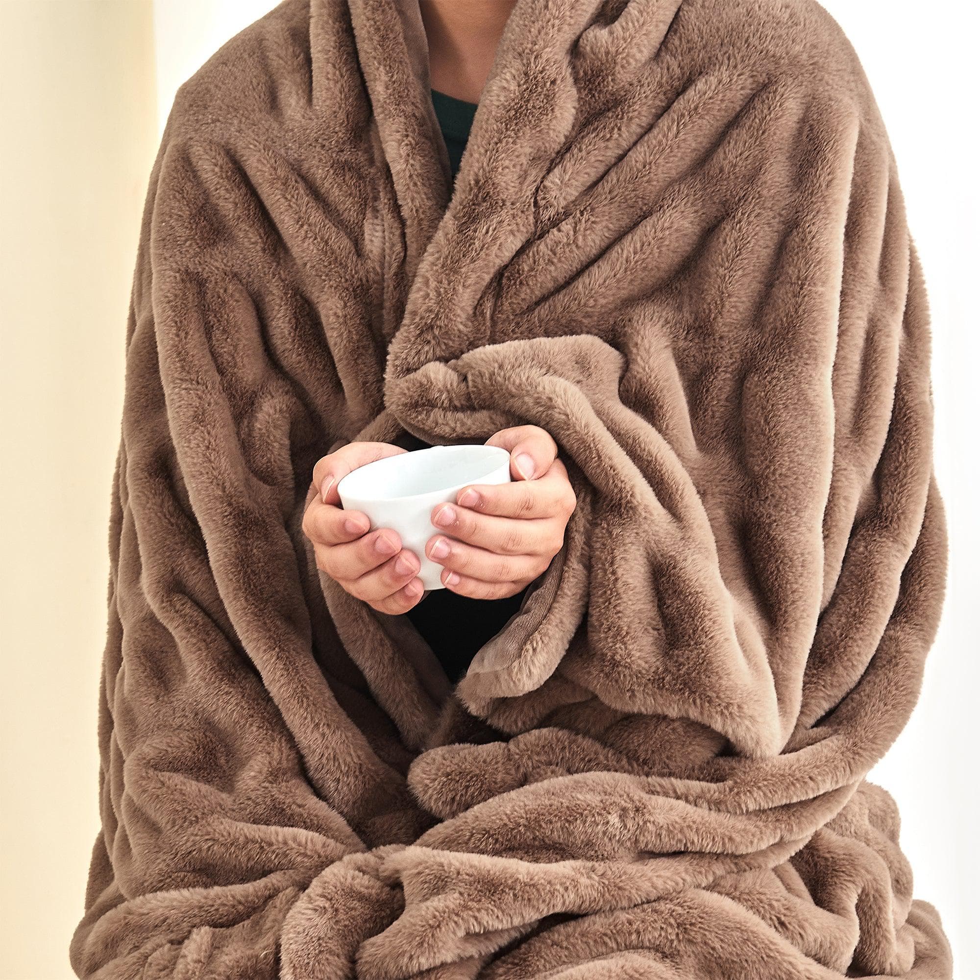 Ruched Faux Fur Throw Blanket – Alondra Collection