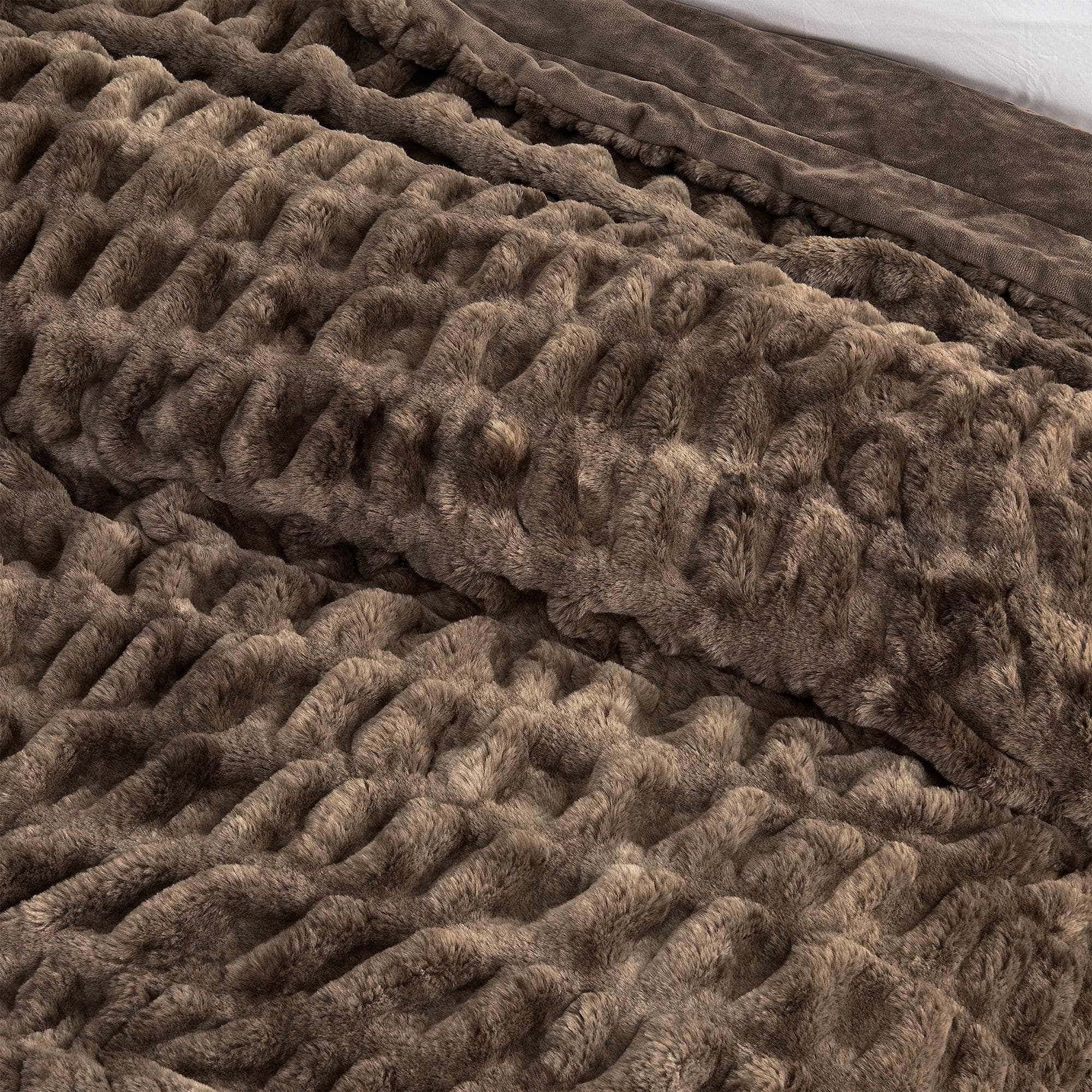 Ruched Faux Fur Throw Blanket – Alondra Collection