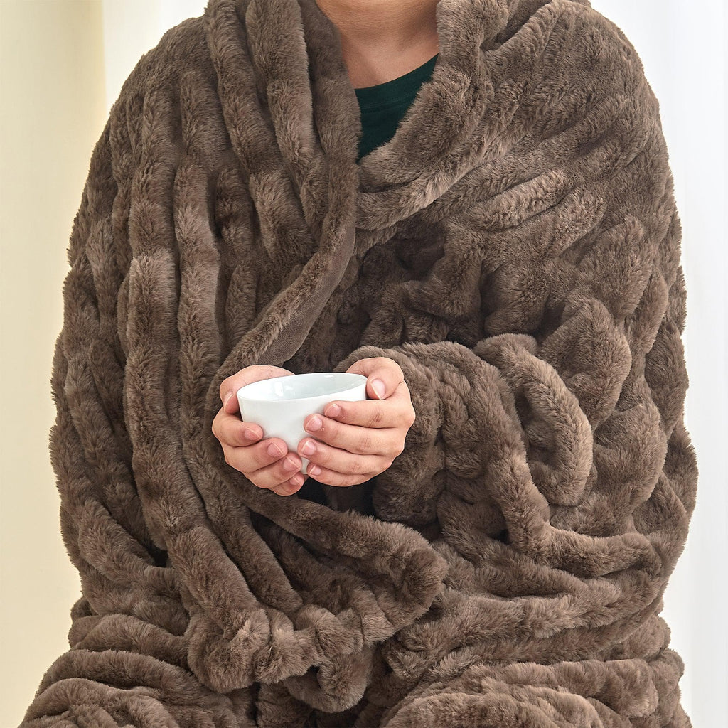 Ruched Faux Fur Throw Blanket – Alondra Collection