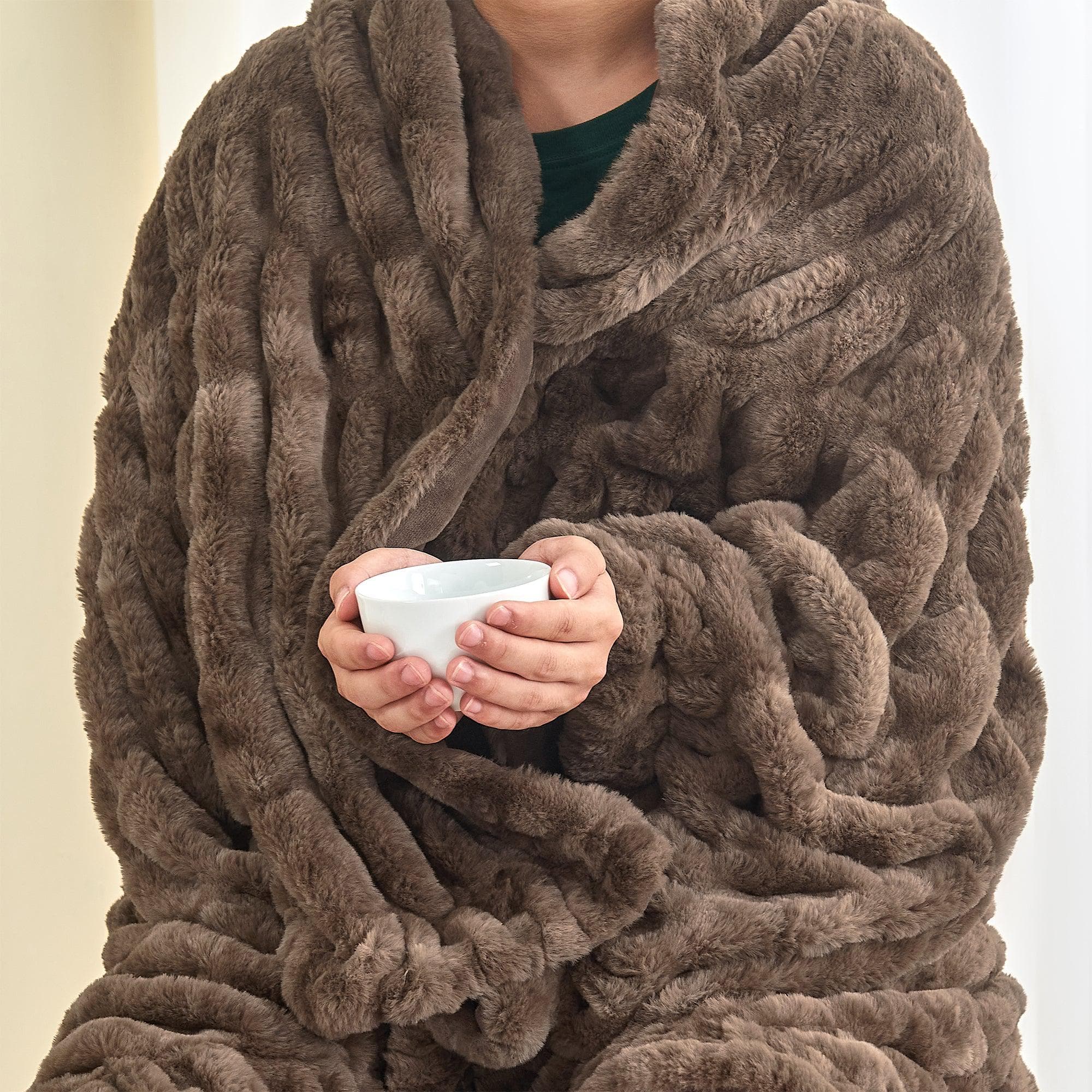 Ruched Faux Fur Throw Blanket – Alondra Collection