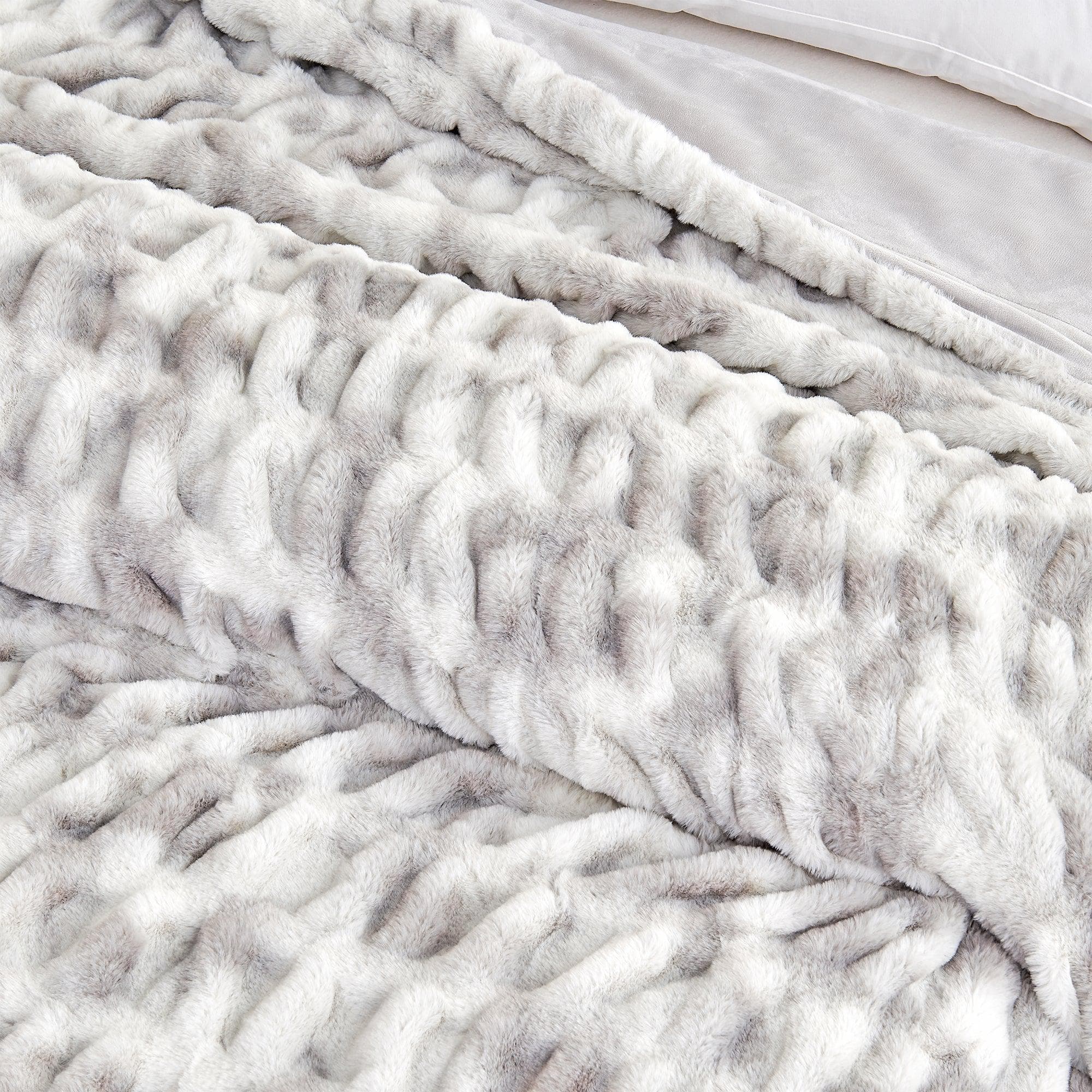 Ruched Faux Fur Throw Blanket – Alondra Collection